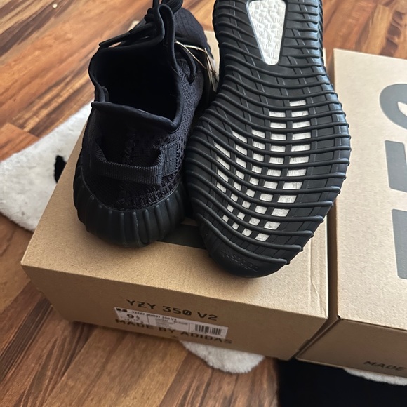 Adidas Yeezy Boost 350 V2 ‘Onyx’ - Picture 3 of 4